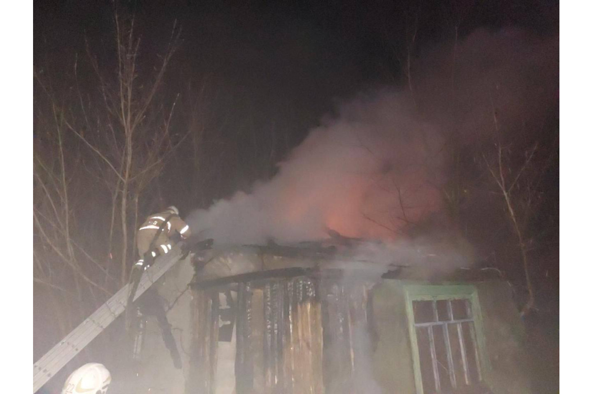 На Броварщині спалювання трави стало причиною пожежі житлової будівлі
