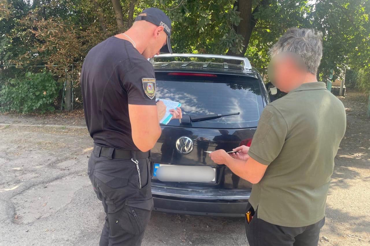 Правоохоронці Броварщини спіймали водія Volkswagen, який викинув сміття посеред міста
