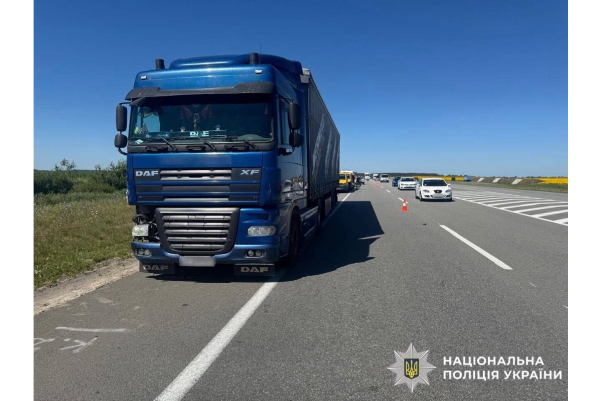 На Бориспільщині вантажівка смертельно травмувала пішохода: водію повідомили про підозру