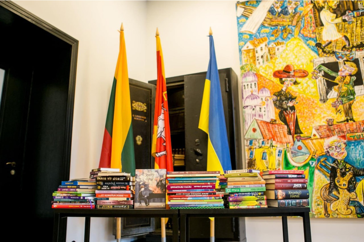 Славутичани зібрали книги для українських біженців у місті Каунас