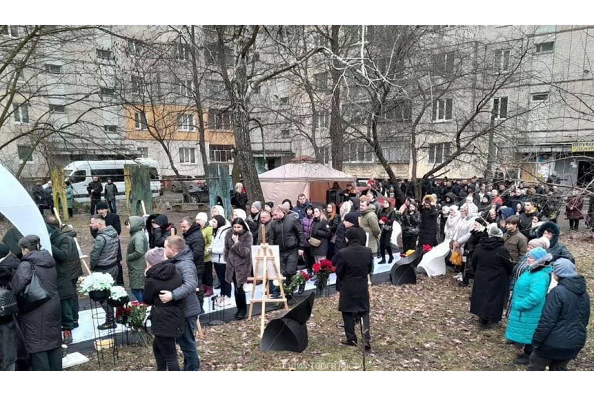 Бровари прощаються із загиблими через авіакатастрофу 5-річною Міланою та її мамою (ФОТО)