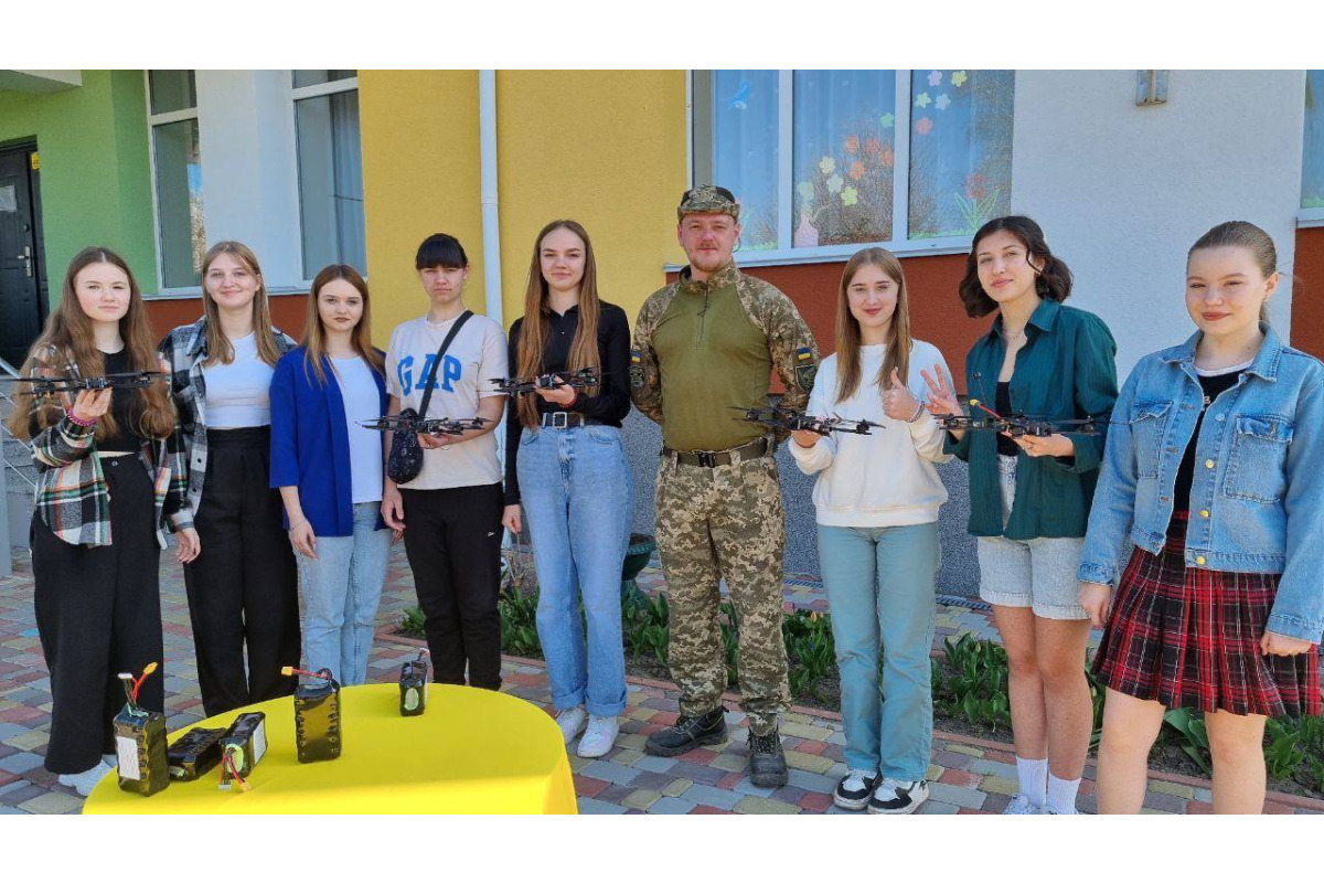 Ще одну зграю "пташок" військовослужбовцям передали діти з Бучанщини