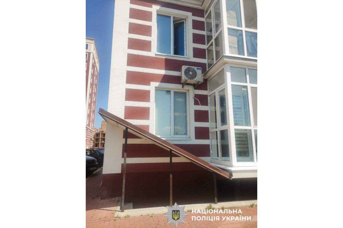 У Гостомелі 2-річний хлопчик випав з вікна багатоповерхівки