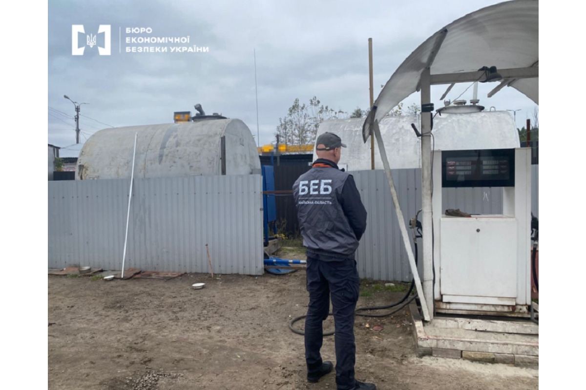 БЕБ ліквідувало нелегальну АЗС у Броварському районі: вилучили 12 тис. літрів пального