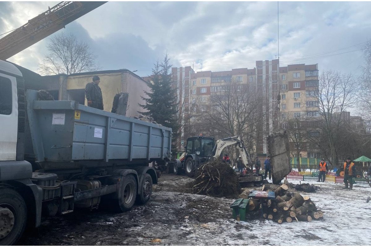 У Броварах почали прибирати територію дитсадка, де впав гелікоптер