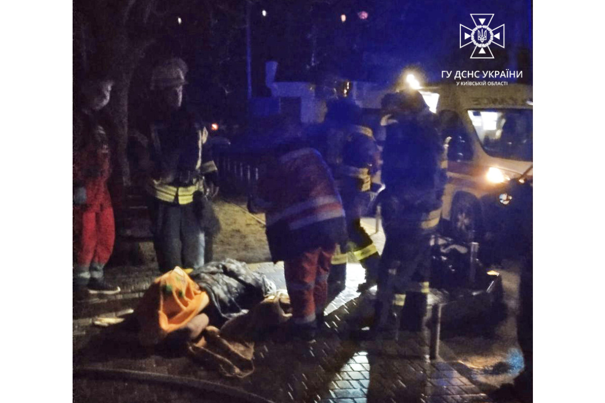 У Броварах надзвичайники врятували з пожежі чоловіка та ще сімох евакуювали (ФОТО)