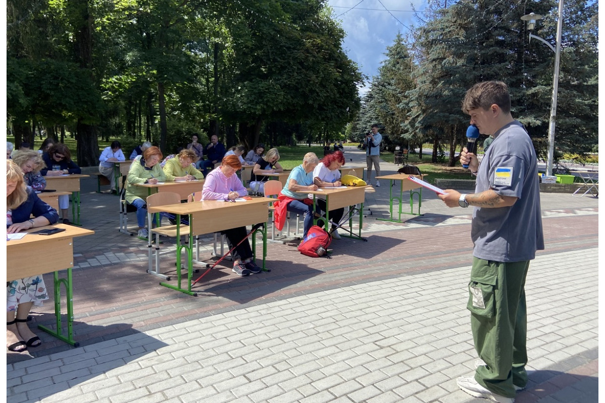 У Броварах відомий шоумен провів диктант просто неба (ФОТО)