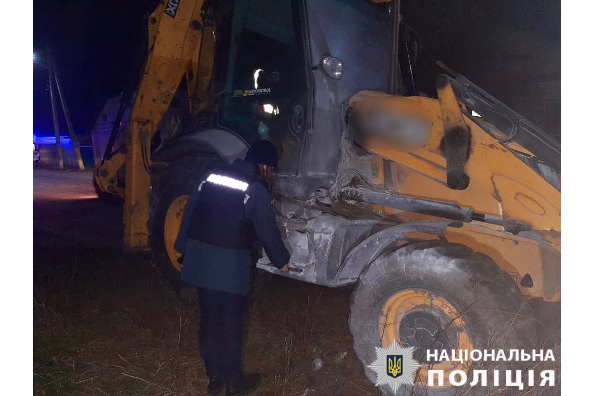 Кинув запальну суміш у бік трактора: поліція повідомила про підозру мешканцю Броварщини