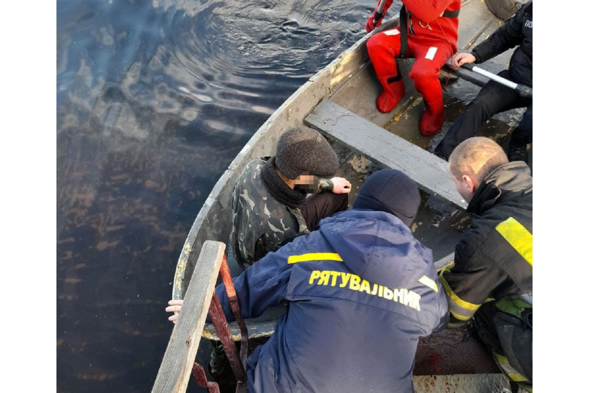 Пожежники Димерської ОТГ врятували підлітків, які стали в’язнями крижини (ВІДЕО)