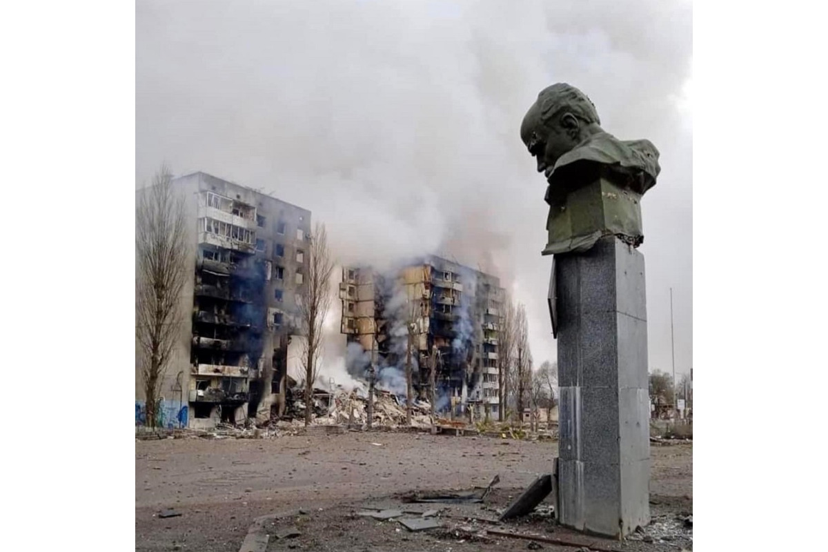 Фото дня: розстріляний пам’ятник Тарасу Шевченку, Бородянка, 2022 рік