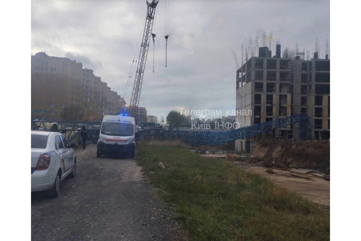 У Софіївській Борщагівці упав будівельний кран: загинув чоловік