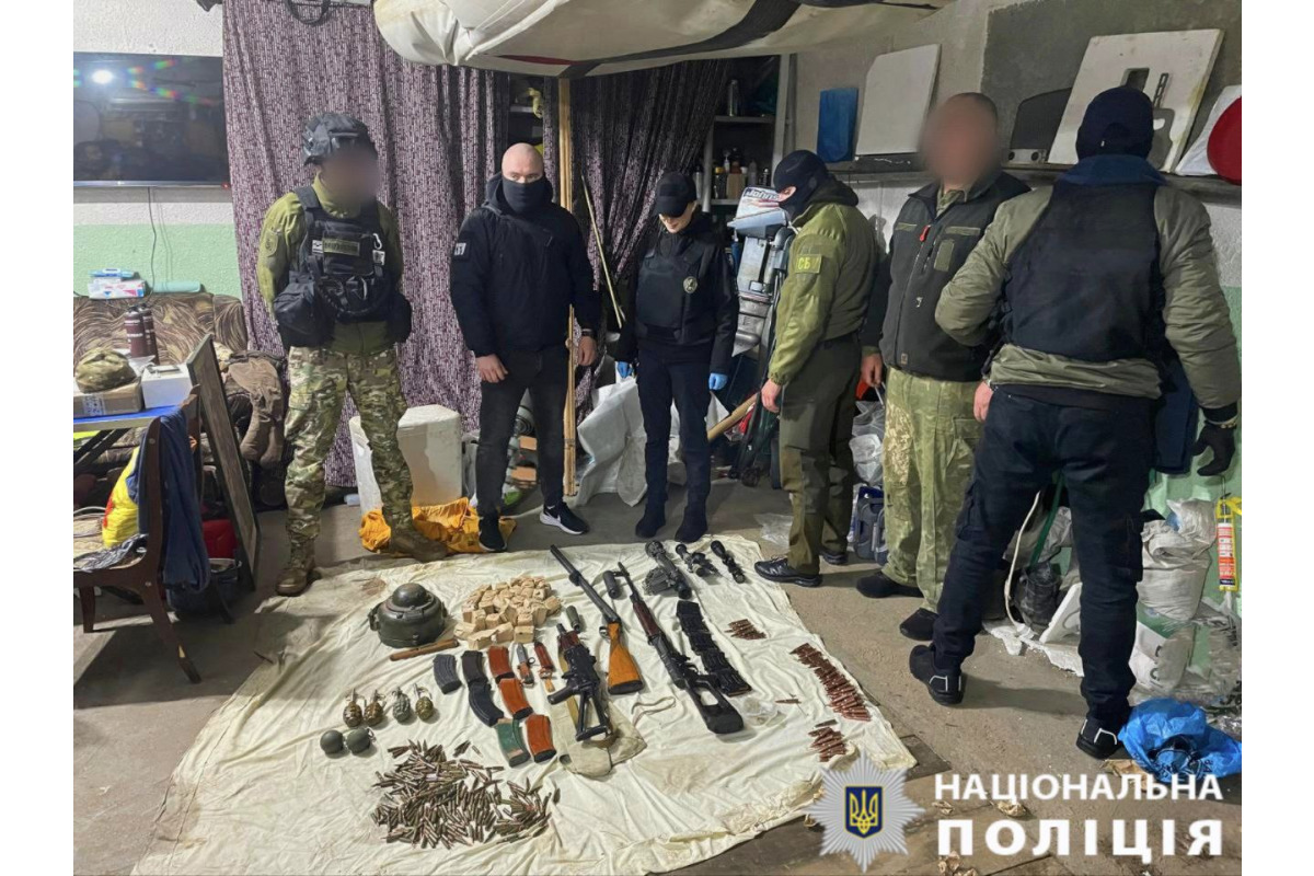 Зберігав зброю та боєприпаси в гаражі: жителю Київщини повідомили про підозру