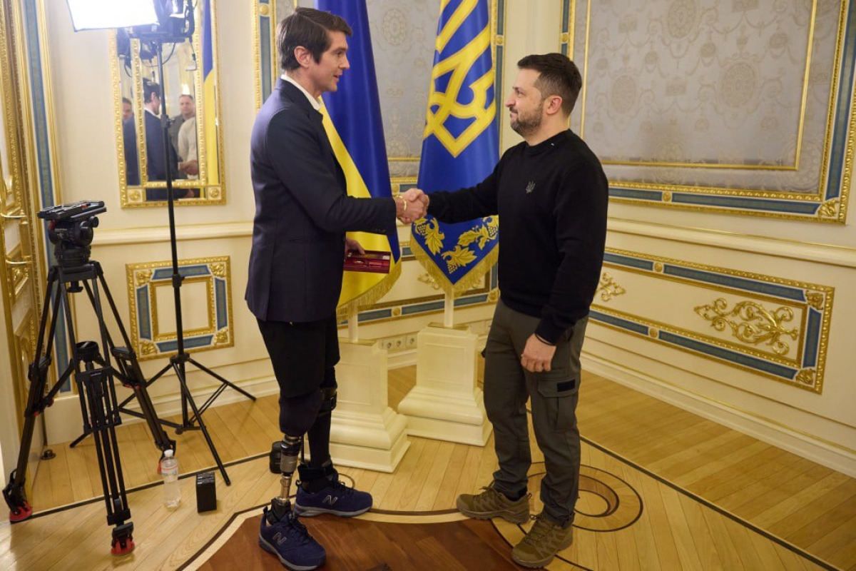 Зеленський нагородив орденом важко пораненого на Київщині американського журналіста