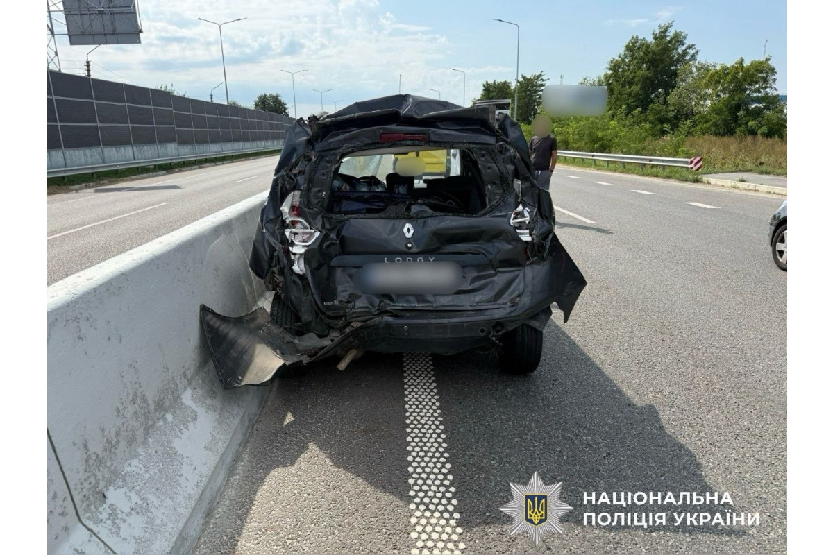 На Броварщині вантажівка врізалася в Renault: постраждала 16-річна дівчина