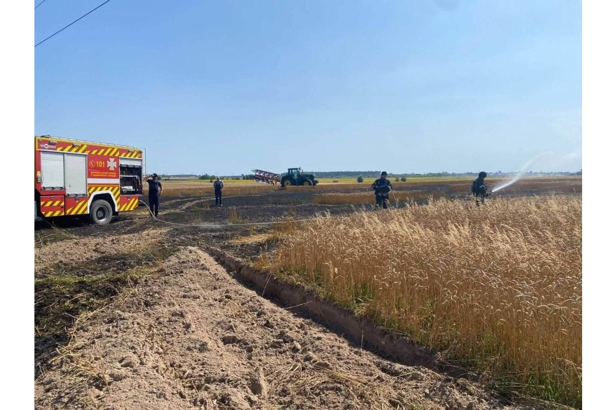 На Броварщині уламки збитого дрона спричинили пожежу на полі зернових