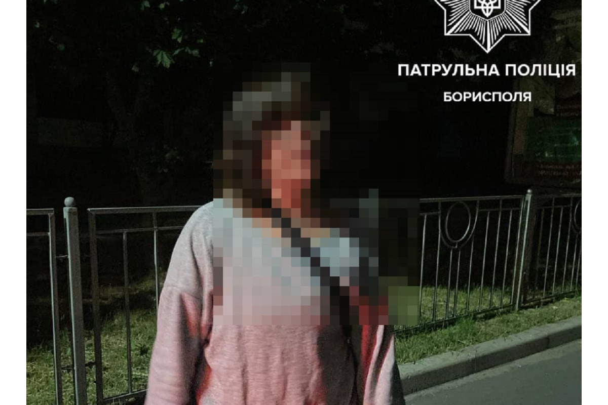 У Борисполі дівчина попри комендантську годину каталася по місту на роликах