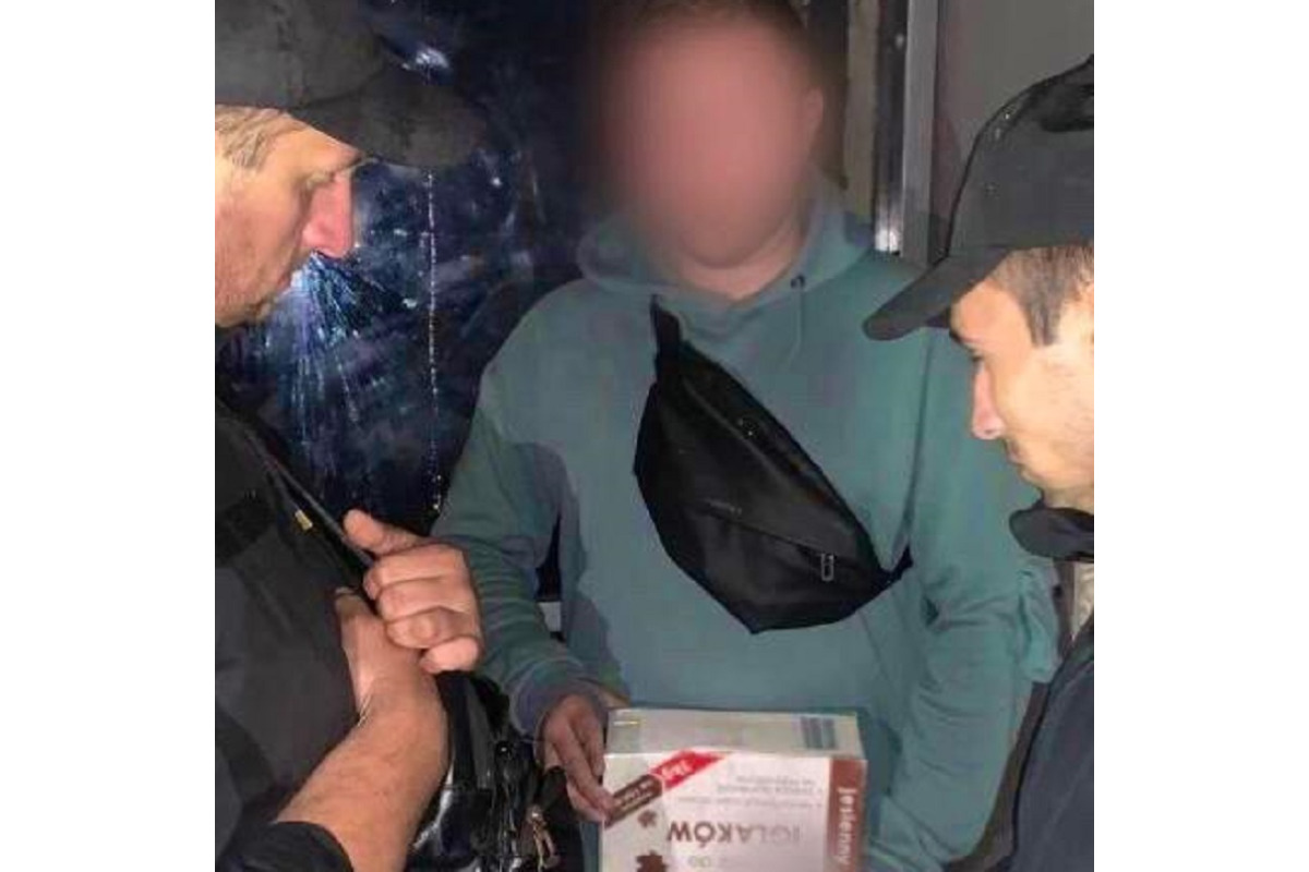 Амфетамін, ваги і фасувальні пакети: у Крюківщині затримали наркоторговця (ФОТО)