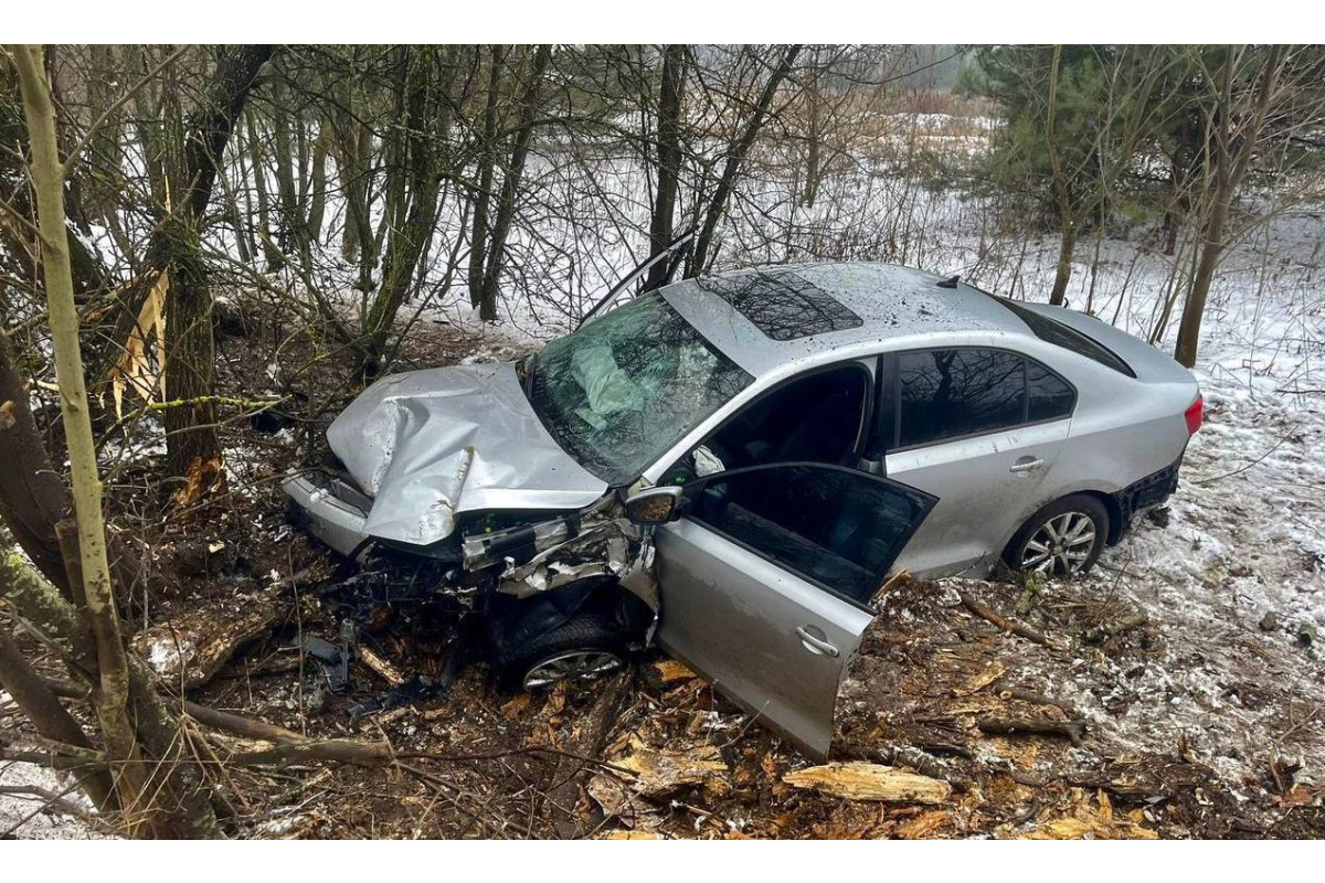 ДТП на Київщині: автівка вилетіла у кювет під час обгону