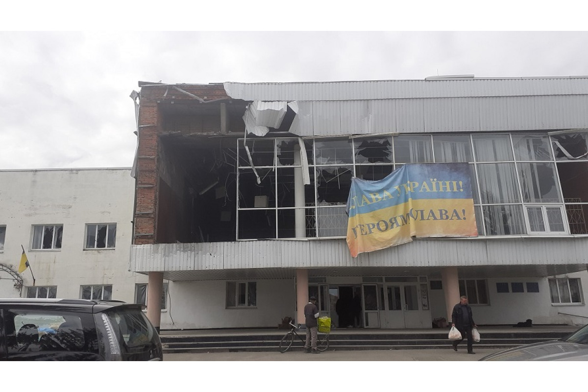 Художник показав світлини розбомбленої Макарівської картинної галереї