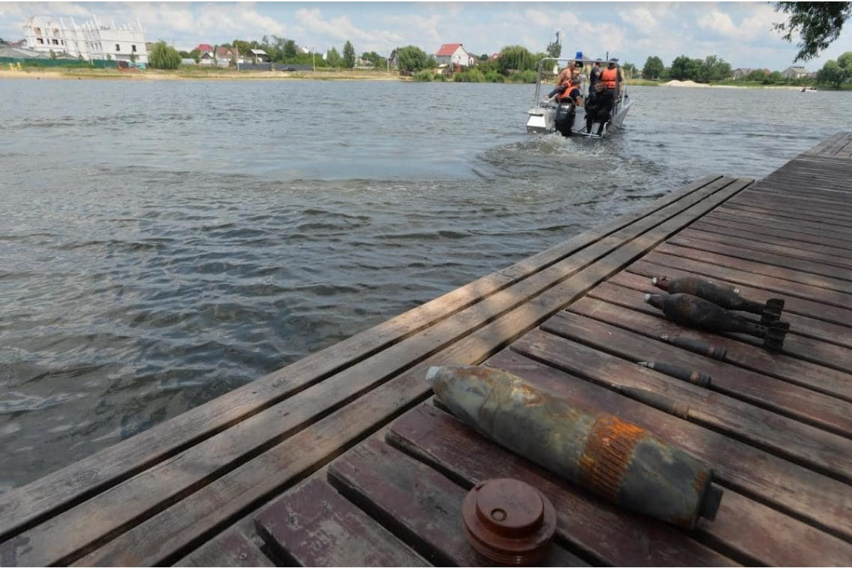 Рятувальники розмінували озеро у Гостомелі (ФОТО)