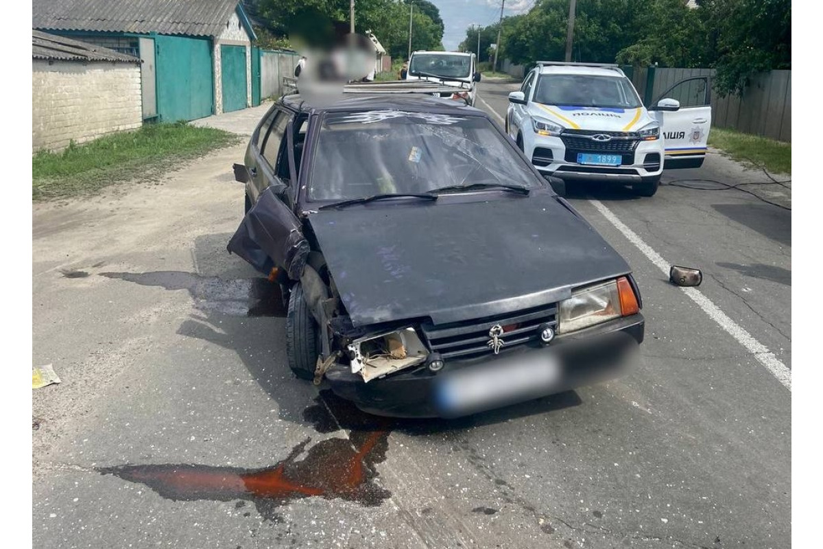 Нетверезий керманич у Требухові в'їхав у електроопору та хотів відкупитися