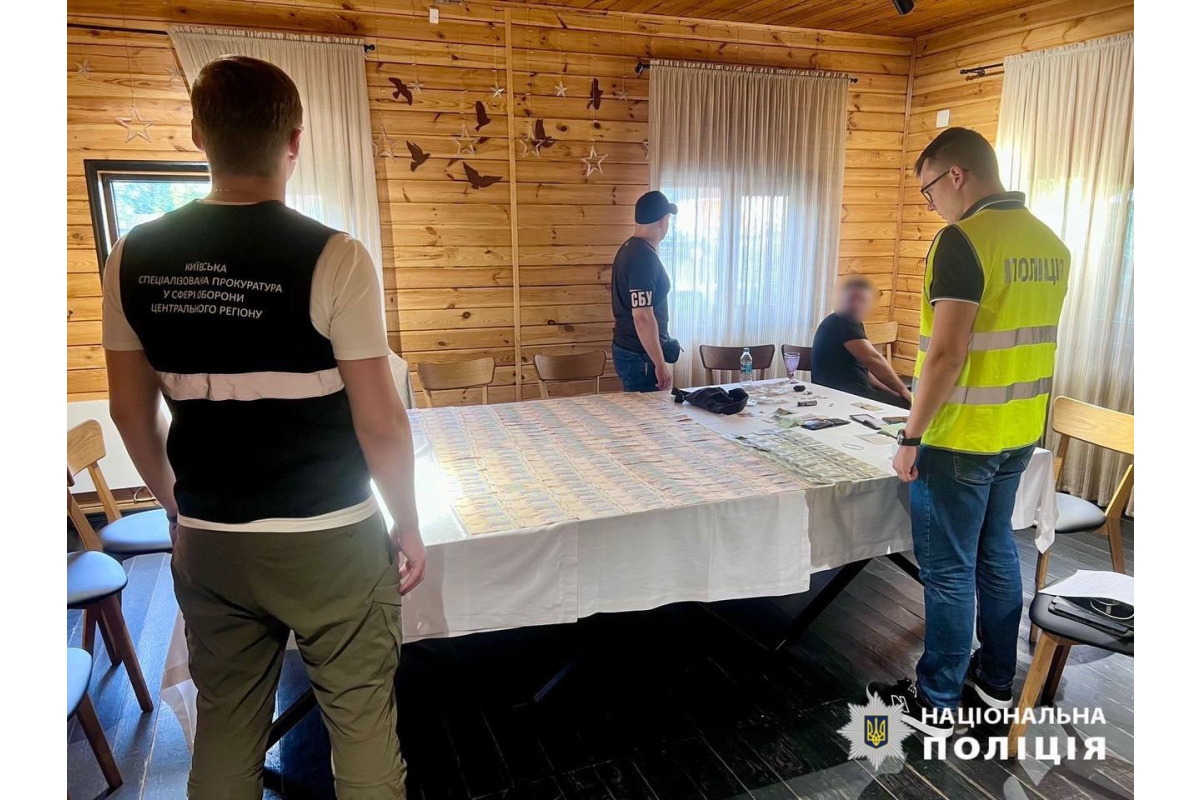 Посадовець Міноборони та його спільники отримали підозру за вимагання хабара
