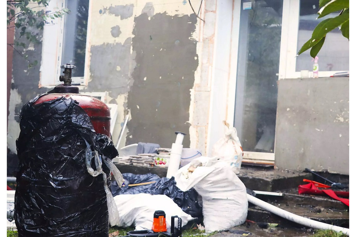 В Ірпені палав житловий будинок: рятувальники винесли із полум'я газовий балон (ВІДЕО)