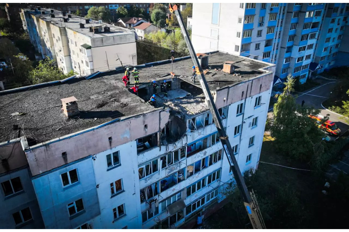 У Глевасі уламки "шахеда" пробили дах п’ятиповерхівки