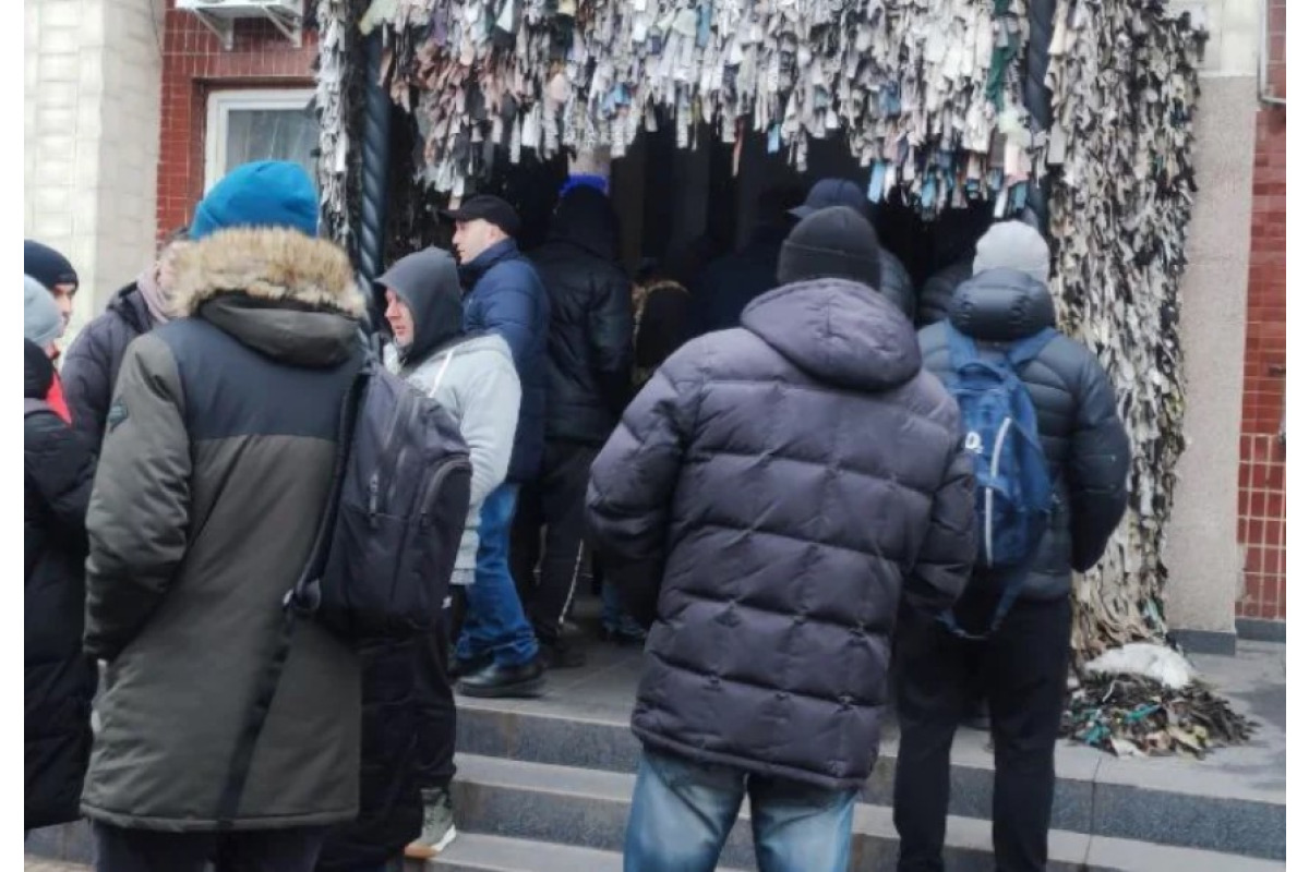 У Броварах чоловіки з ночі чекають, щоб пройти ВЛК