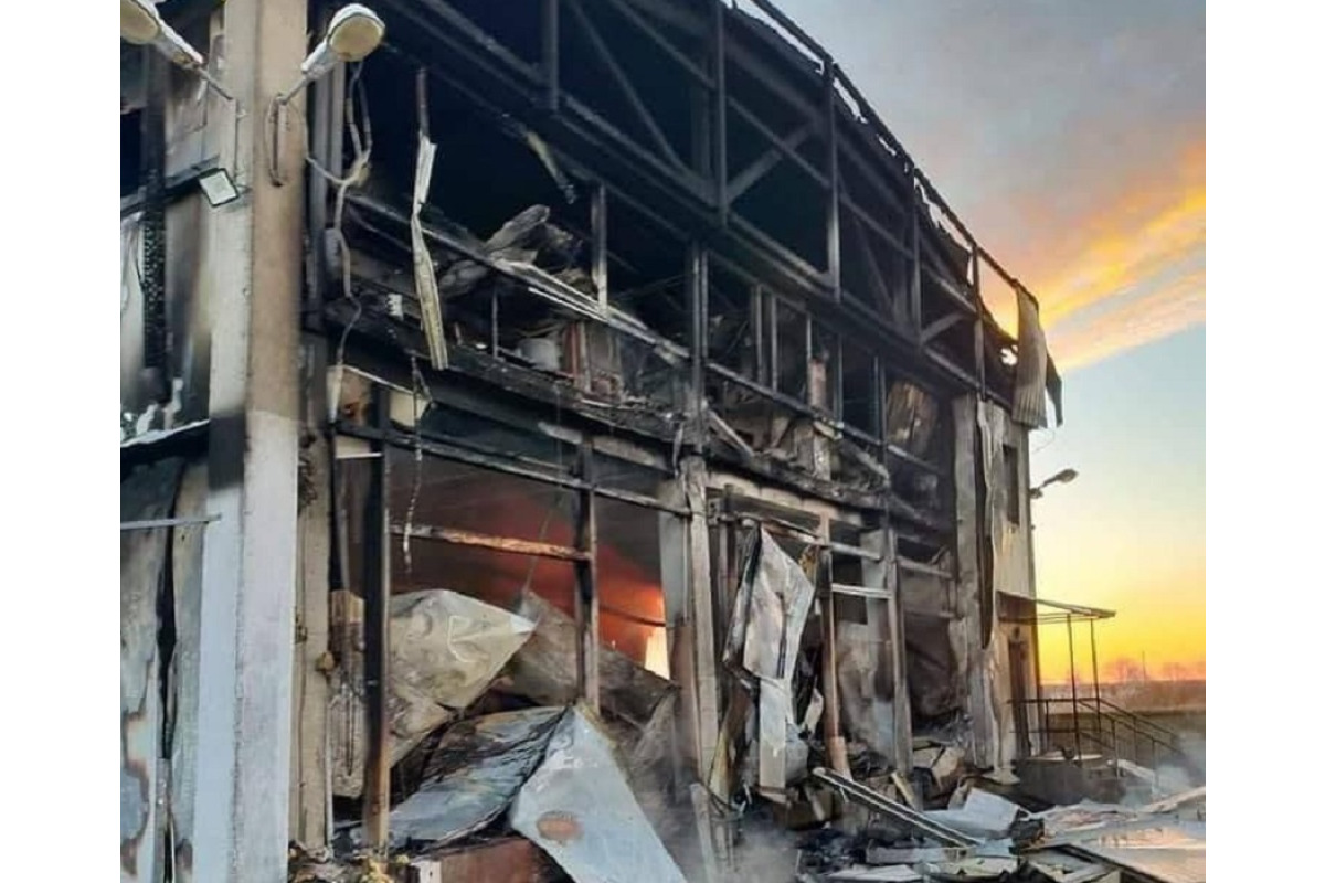 Під Броварами внаслідок ракетного удару вщент згорів рибний цех (ФОТО)