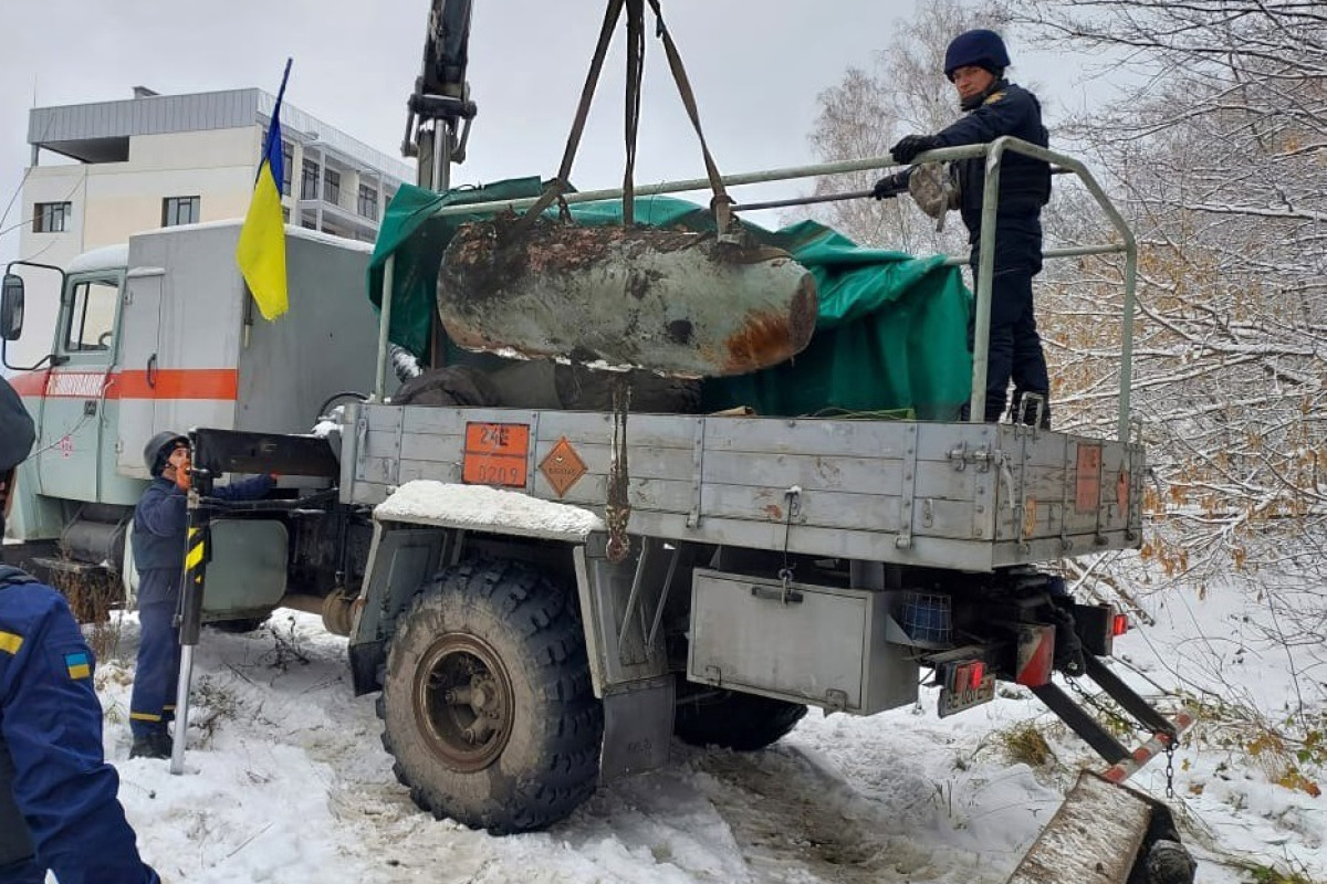 Піротехніки ДСНС вилучили бойову частину ракети на Київщині (ФОТО)