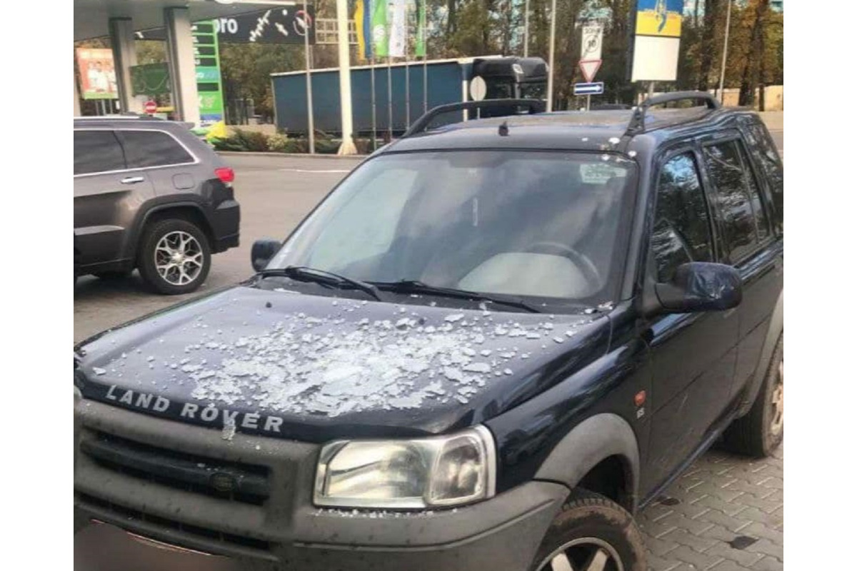 У Гатному дівчина за кермом Land Rover збила чоловіка та в'їхала у вітрину (ФОТО)