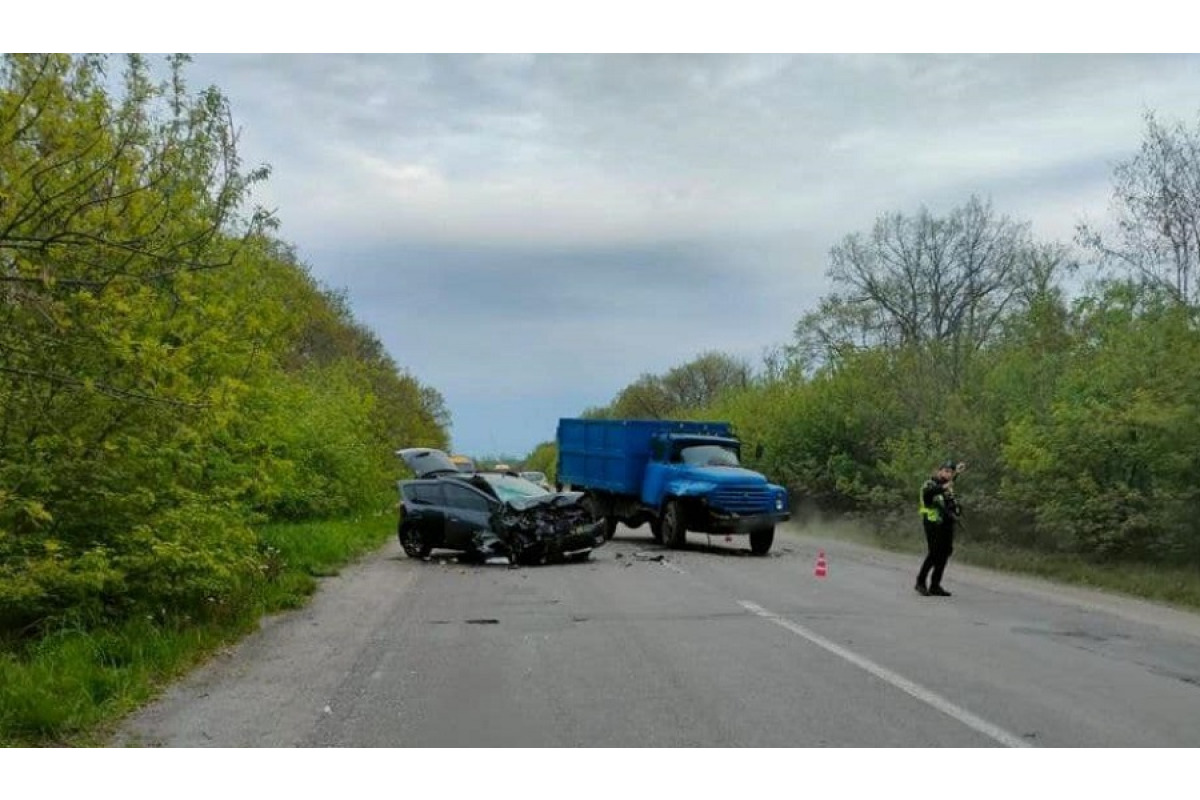 Поблизу Сквири трапилася ДТП, пасажирок легковика госпіталізували (ФОТО)