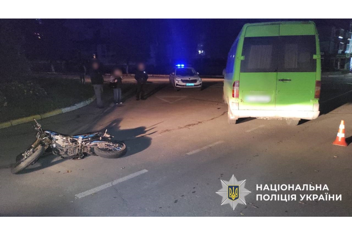 У Василькові внаслідок зіткнення маршрутки з мотоциклом травмувалися двоє людей