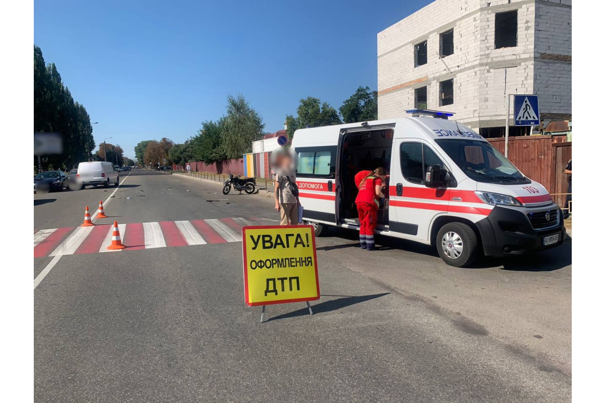 У Броварах зіткнулися автомобіль та мотоцикліст: є постраждалі (ФОТО)