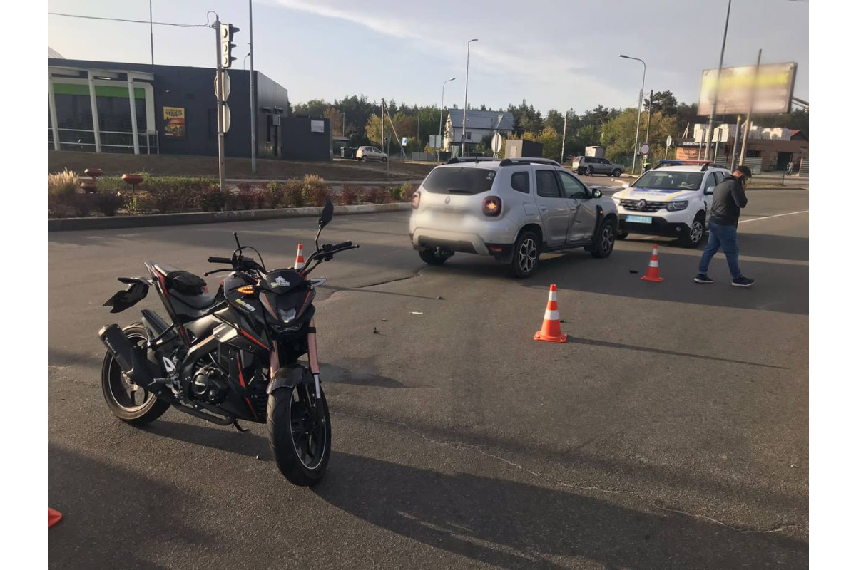 У Гостомелі зіткнулися автомобіль та мотоцикліст: водія двоколісного госпіталізували