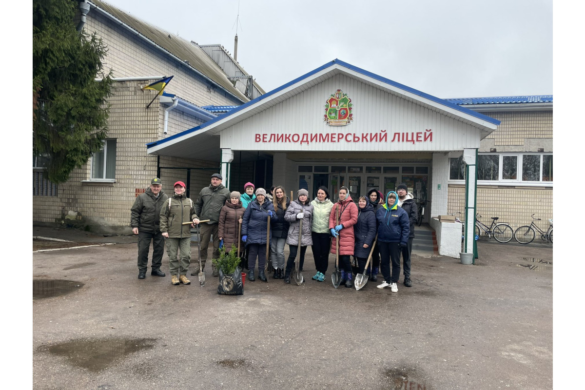 Програма "Зелена Україна": педагоги Великої Димерки висадили дерева (ФОТО)