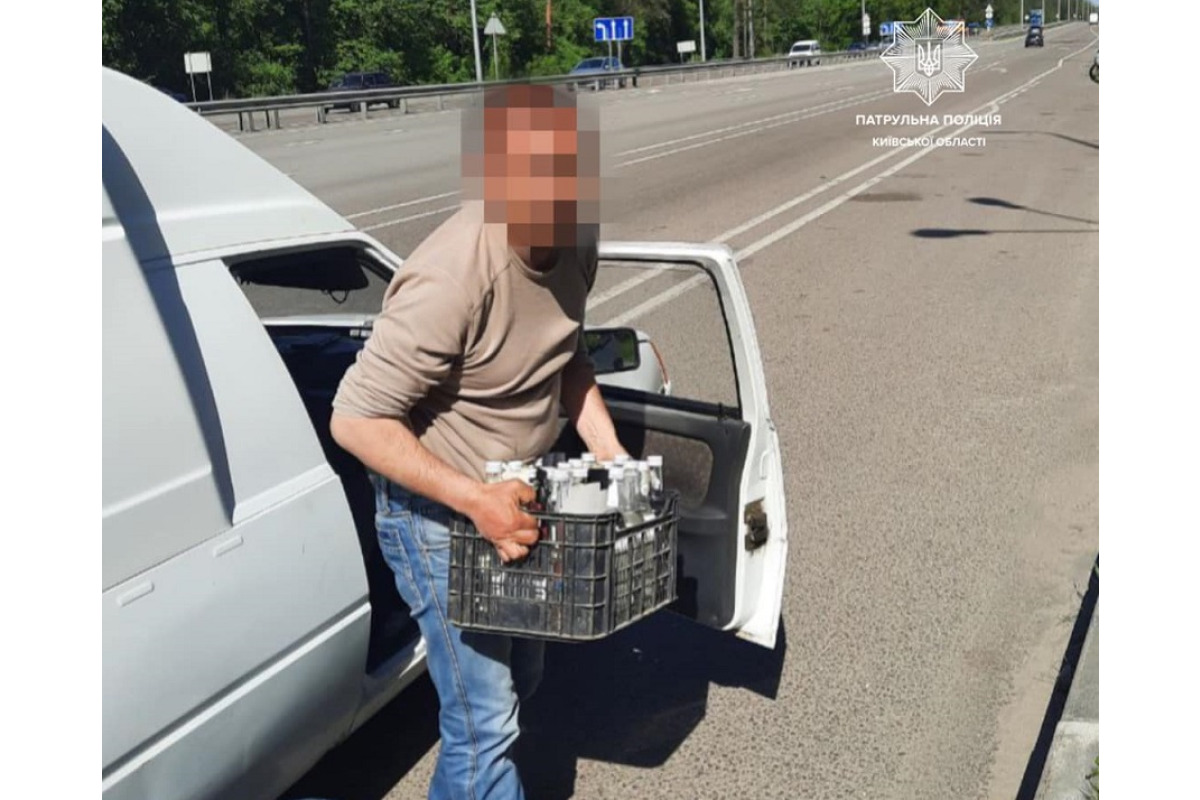 Патрульні села Чайки виявили у водія 11 літрів самогону