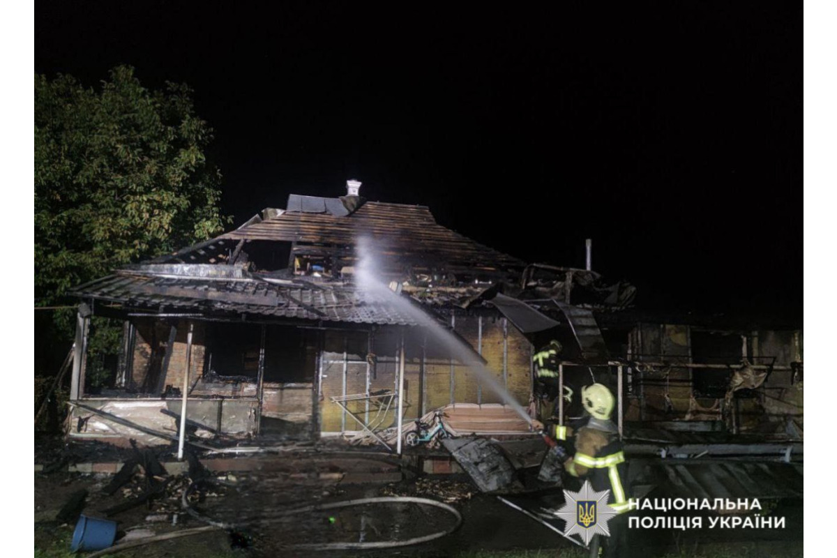 Поліція Київщини розслідує обставини пожежі на Бориспільщині, в якій загинула жінка