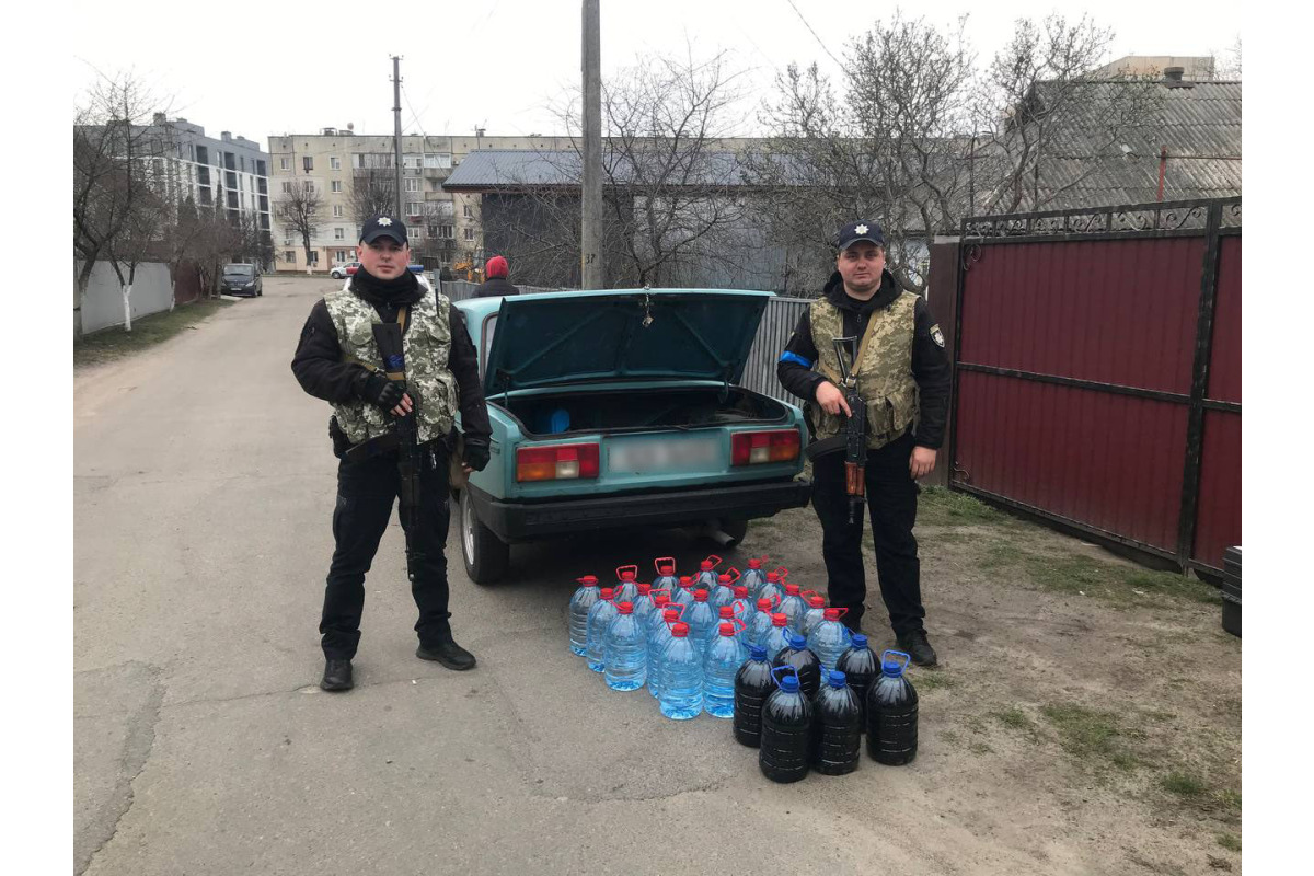 У Миронівці поліцейські вилучили в двох ділків 300 літрів алкоголю (ФОТО)