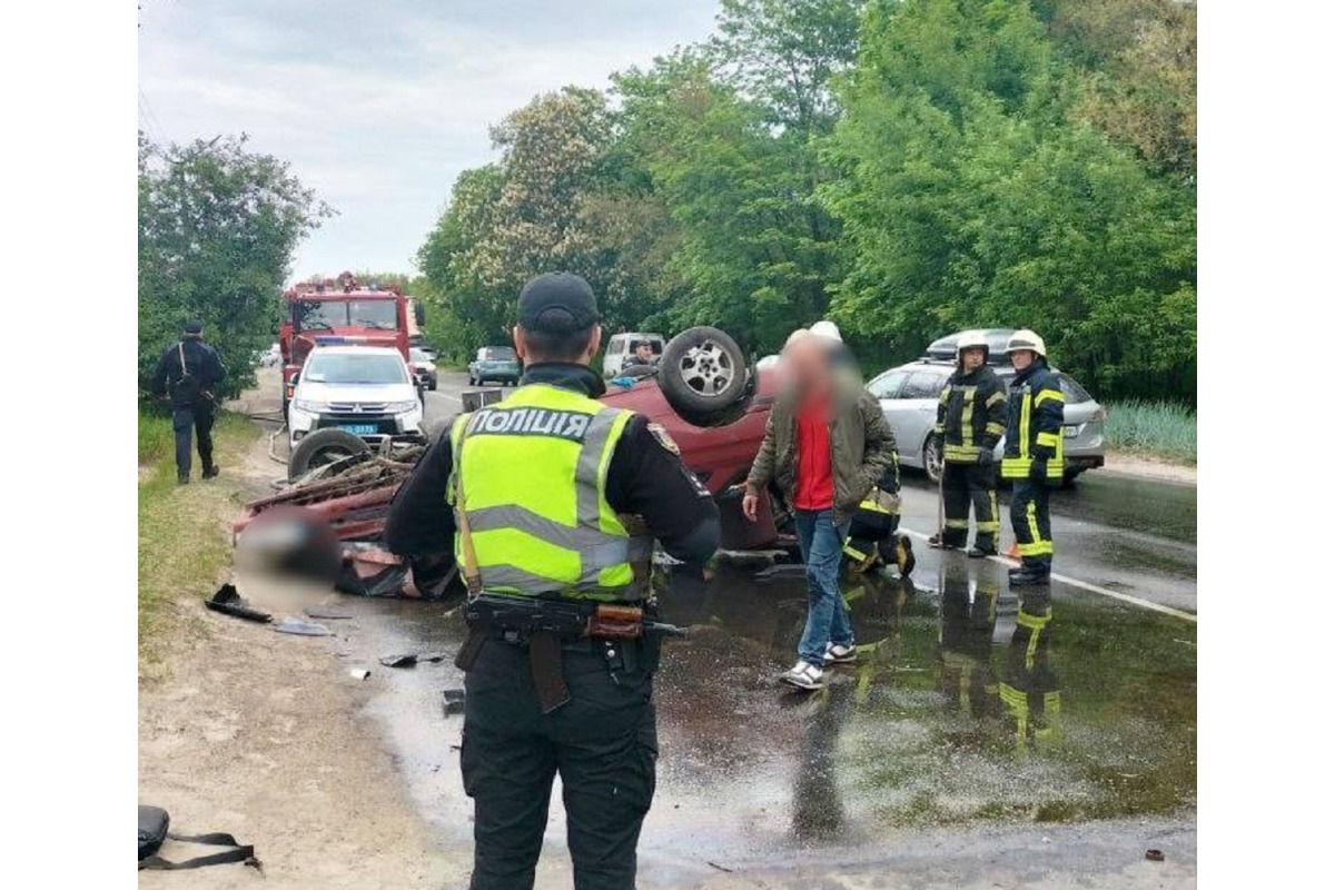 У Броварах автомобіль влетів у дерево: є потерпілі (ФОТО)