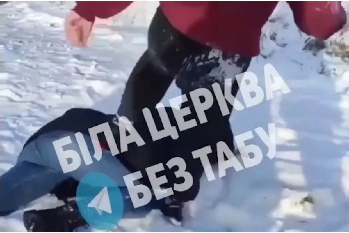 Била ногами по голові: у Тетієві побились дівчата-підлітки