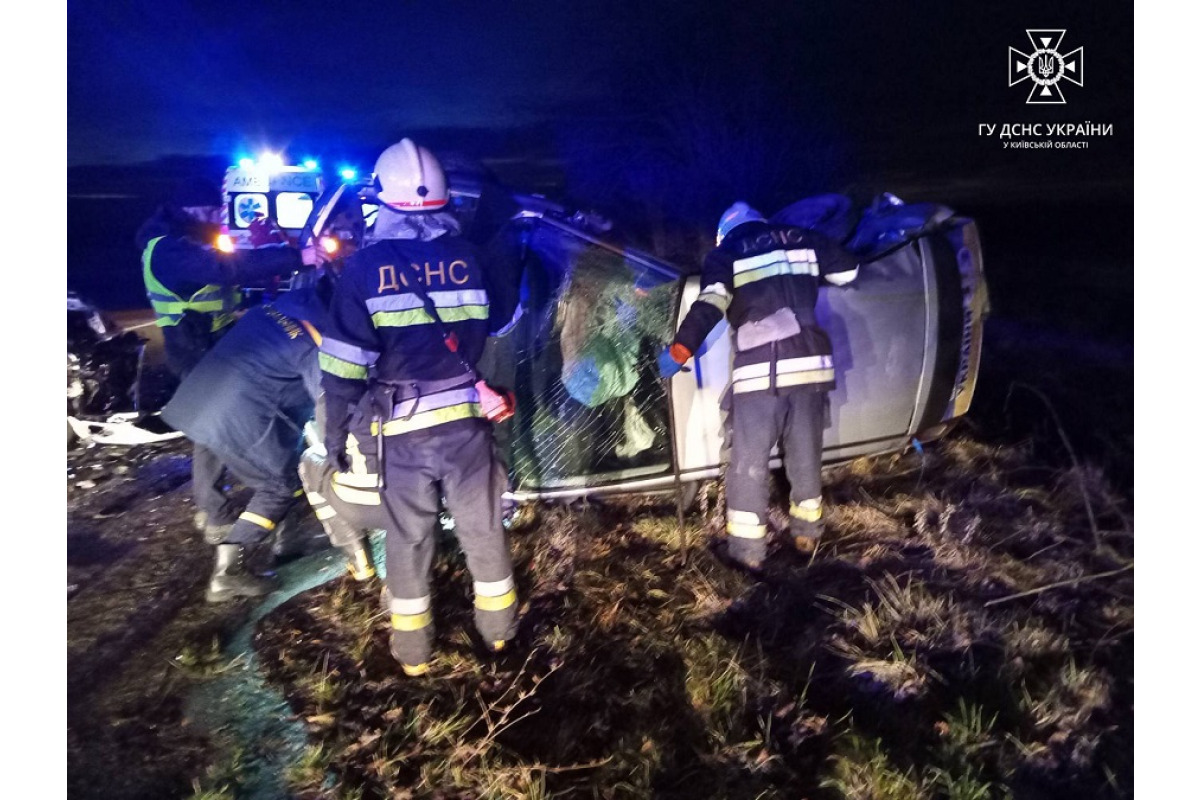 На Білоцерківщині рятувальники деблокували пасажира з понівеченої автівки (ФОТО)