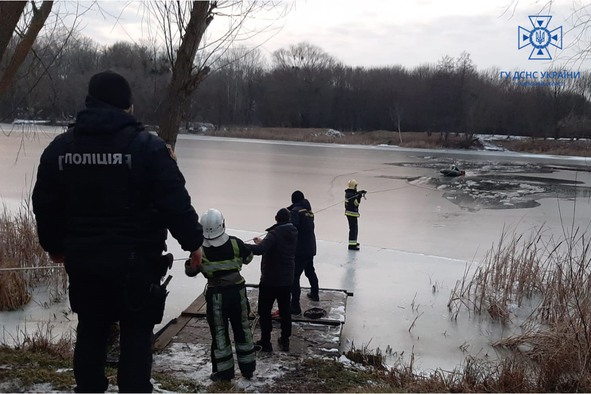 У Білій Церкві двоє чоловіків провалилися під кригу (ВІДЕО)