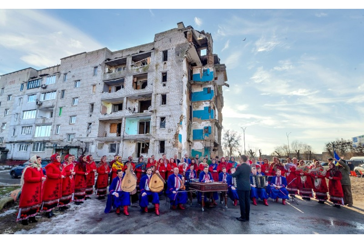 Хор імені Григорія Верьовки виступив просто неба для мешканців Бородянки