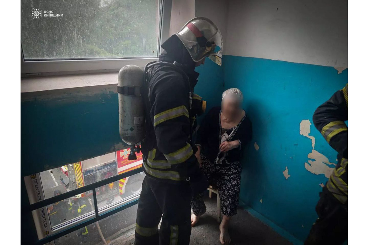 У Броварах через підгорілу їжу з квартири евакуювали літню жінку