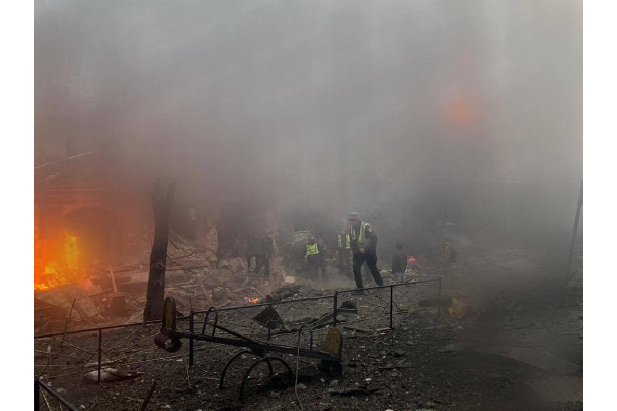 Ракетний удар по Київщині: в одній із багатоповерхівок спалахнула пожежа (ФОТО)