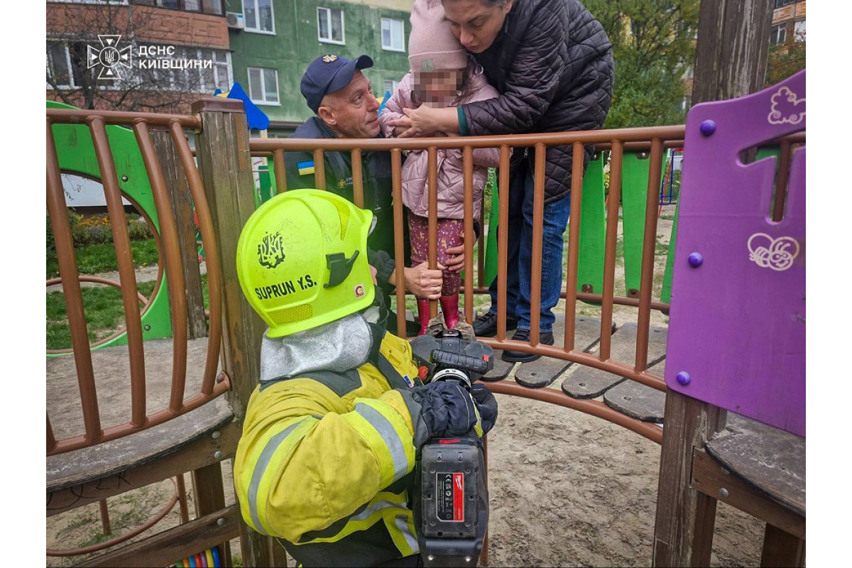 У Білій Церкві рятувальники вивільнили ногу дитини, що застрягла в ігровій конструкції