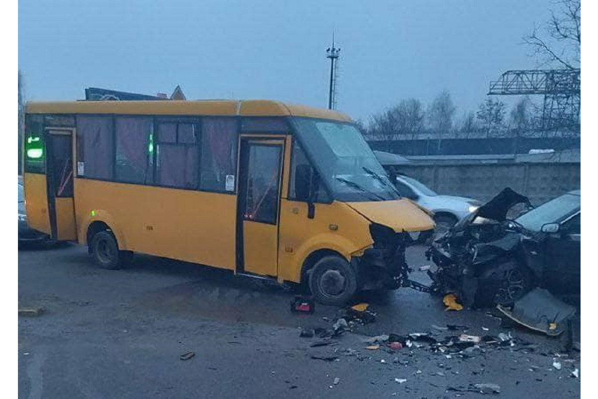 У Білогородській ОТГ дідусь на авто Кia зіткнувся з маршруткою (ФОТО)