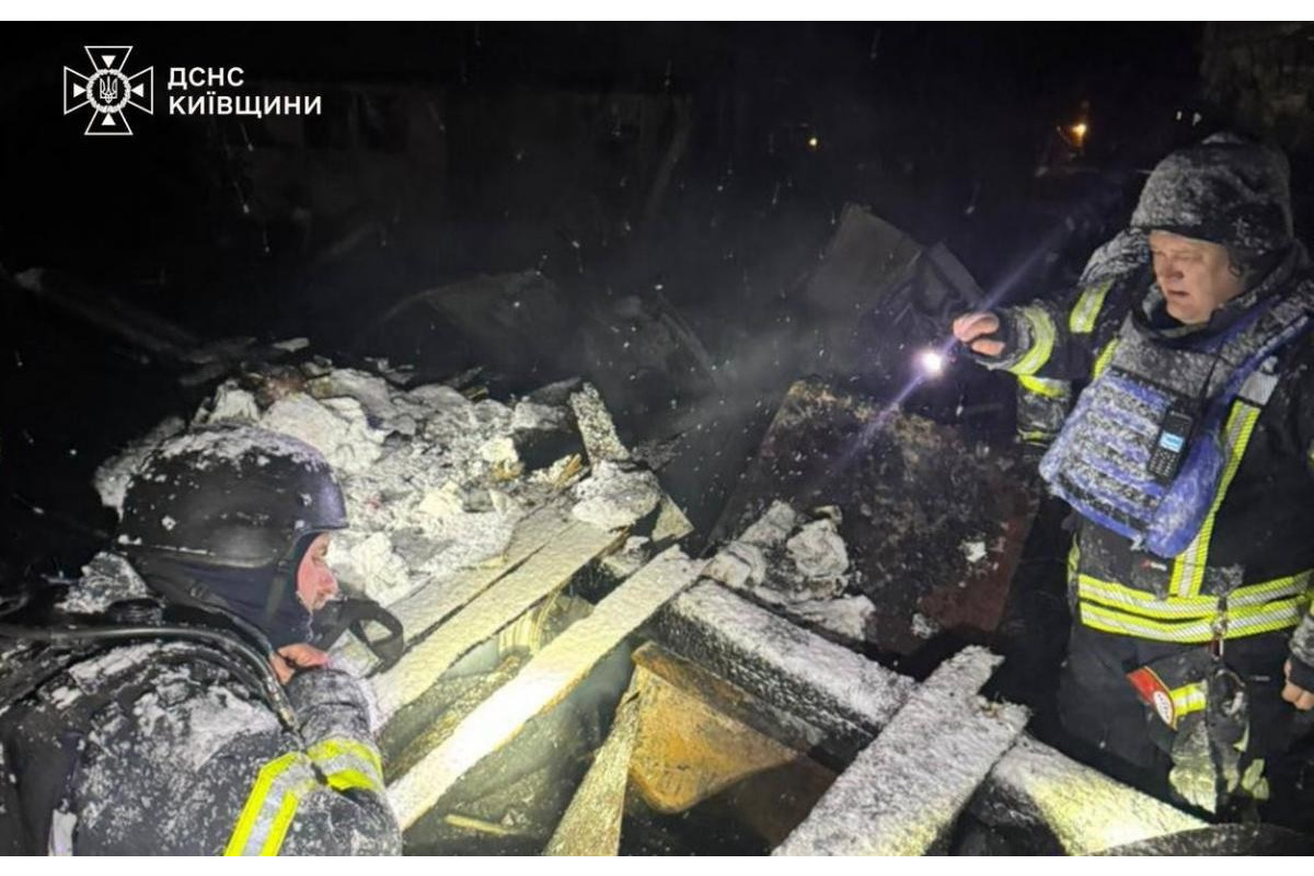 На Броварщині ДСНС врятувала родину з-під завалів після нічної атаки рф
